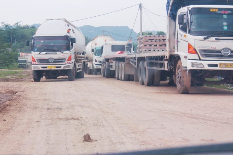 TPPAS Lulut - Nambo, Tempat Pengolahan Sampah Terbesar di Asia Tenggara 42 Jalan Betonisasi TPPAS Lulut - Nambo dipenuhi mobil angkutan berat milik PT Indoncement
