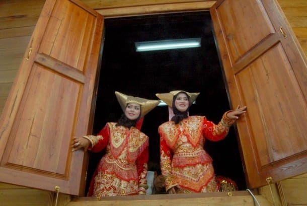 Perempuan Minang dan Keistimewaannya 47 dua-wanita-berpakaian-adat-minangkabau-ilustrasi-_140327201142-166