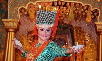 Perempuan Minang dan Keistimewaannya 56 Perempuan Minang - Tari piring (plate dance)