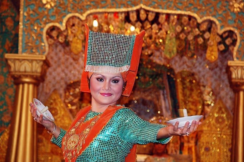 Perempuan Minang - Tari piring (plate dance)