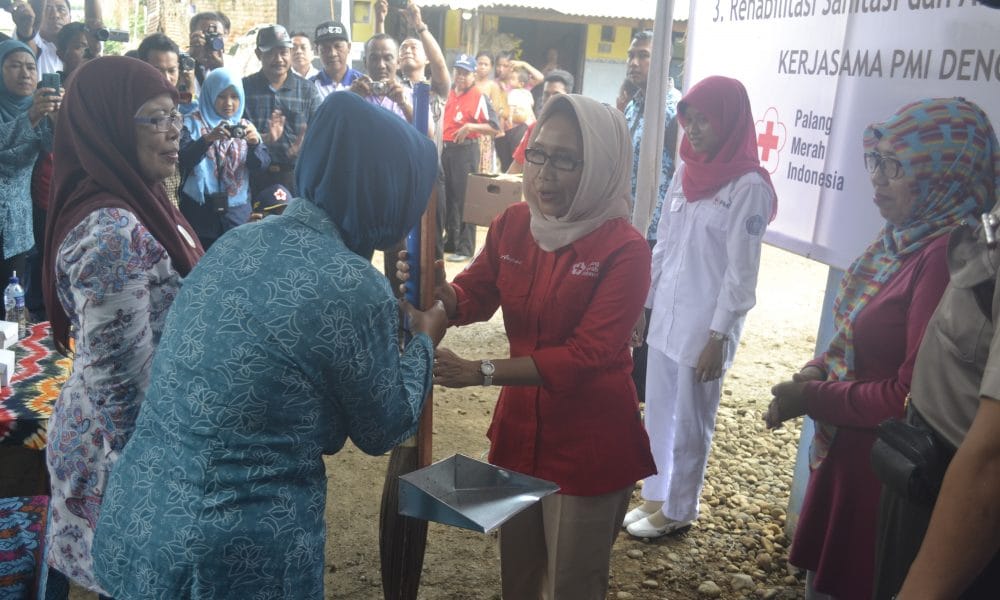 PMI Adakan Program Pacu Sanitasi Dan Pengobatan Gratis 48 Penyerahan alat kebersihan kepada pemerintah desa