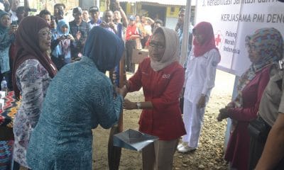 PMI Adakan Program Pacu Sanitasi Dan Pengobatan Gratis 49 Penyerahan alat kebersihan kepada pemerintah desa