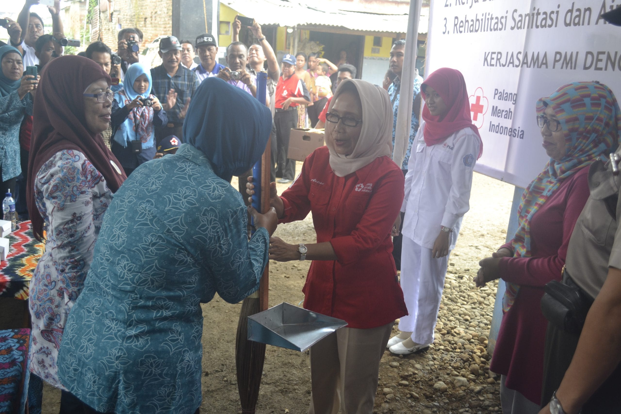 PMI Adakan Program Pacu Sanitasi Dan Pengobatan Gratis 41 Penyerahan alat kebersihan kepada pemerintah desa scaled