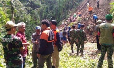 Temanggung Jawa Tengah, Warga Gotong Royong Bersihkan Tanah Lonsor 47 longsor