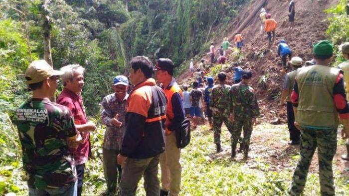 Temanggung Jawa Tengah, Warga Gotong Royong Bersihkan Tanah Lonsor 41 longsor