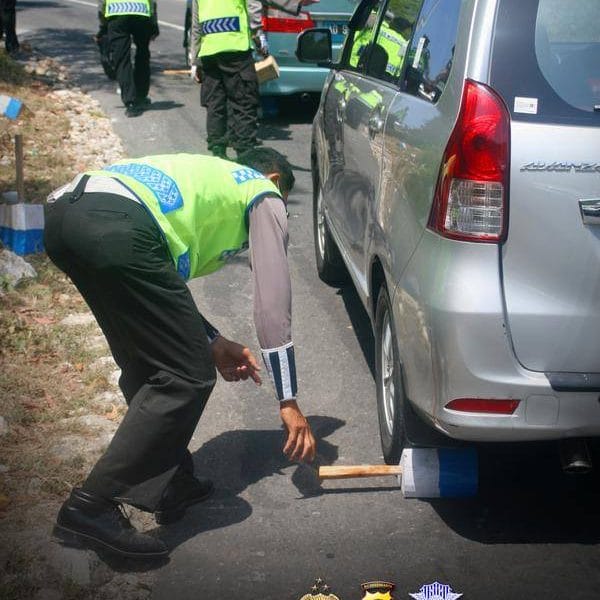 Yogyakarta : Polisi Ganjal Ban Mobil Para Pemudik 47 13563302 120300000026053383 228634743 n
