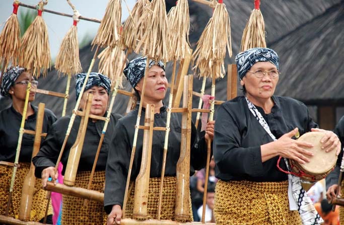 Tradisi Kebudayaan Sumedang Kuda Renggong Reog Seren Taun