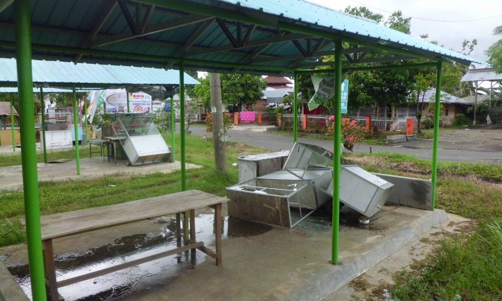 Diterjang Badai 15 Menit, Banyak Baliho Dan Stand Penjualan Makanan Di Bundaran Arga Makmur Roboh 54 CIMG0902