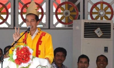 Jokowi ‘Lompat Batu’ di Nias, Rasakan Sensasi Pulau Impian