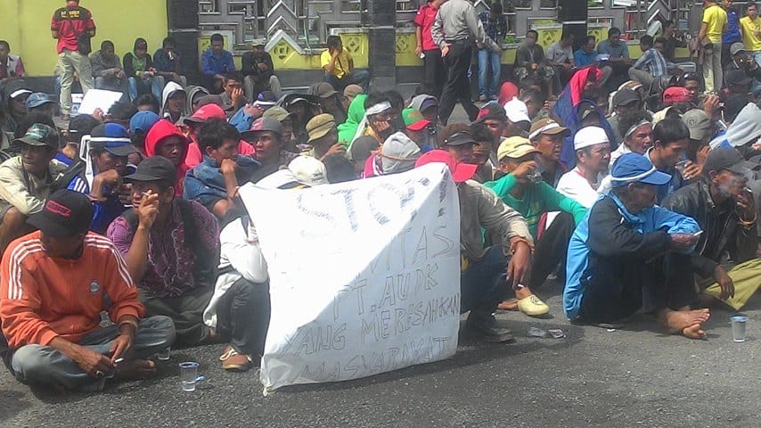Ratusan Warga,Dari 5 Desa Lakukan Aksi Protes Di Pemkab BU 41 foto rombongan aksi protes 1