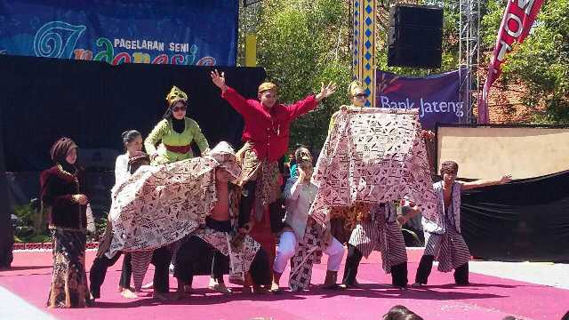 Sintren Batik Menjadi Suguhan Spektakuler Dalam Pagelaran Seni SMAN 3 Pekalongan 44 sintren 2