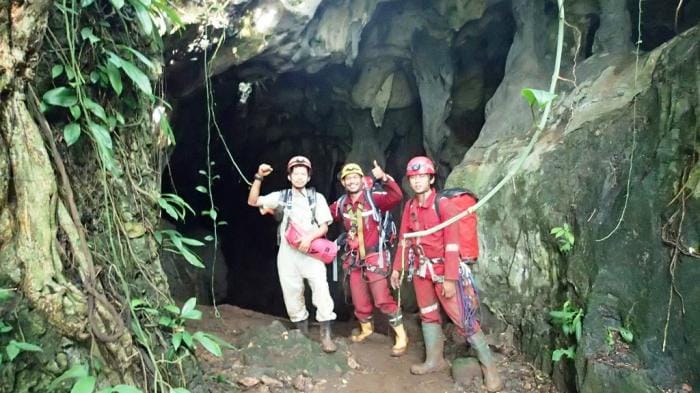 Menggantung Nyawa di Gua Keraton 49 Aya - Aku dan Ncek di mulut Gua Keraton (Photo by Hadi)