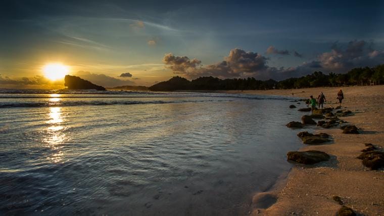 Pantai Watu Karung Pacitan - berpasir puih mirip pantai Kuta Bali