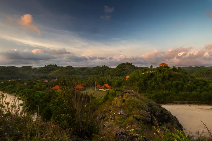 gundukan bukit berbatu ini memisahkan dua pantai yang sebelah barat cocok untuk sunset pantai watu karang pacitan