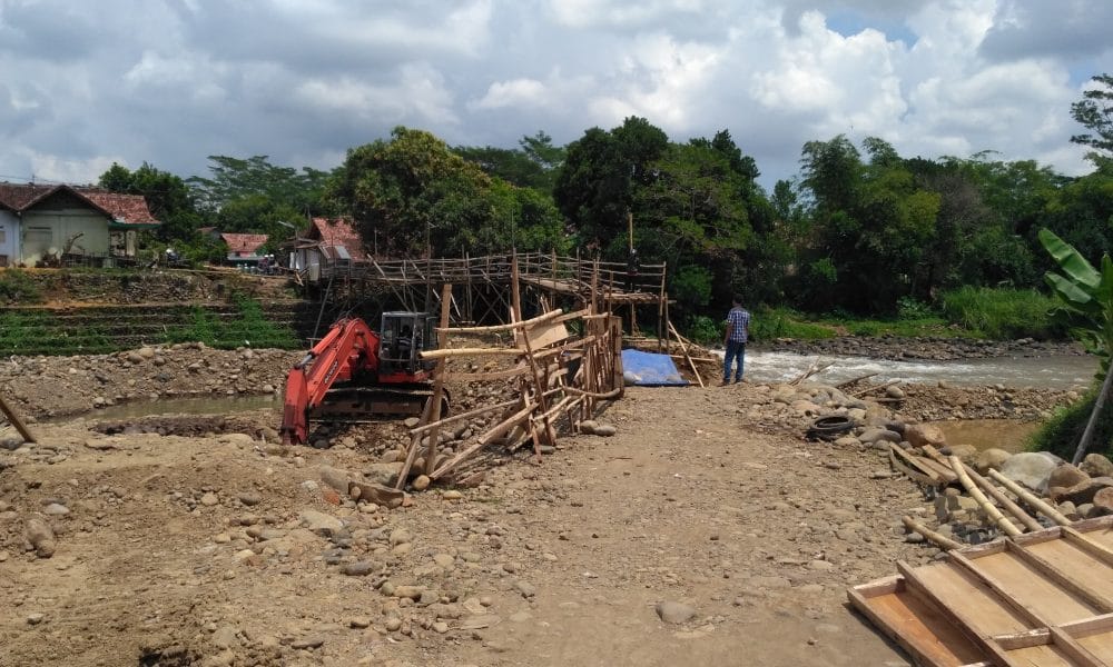 Jembatan Kali Kupang Desa Karangdadap Kab,Pekalongan Hanyut Tergerus Arus Air 50 jembatan