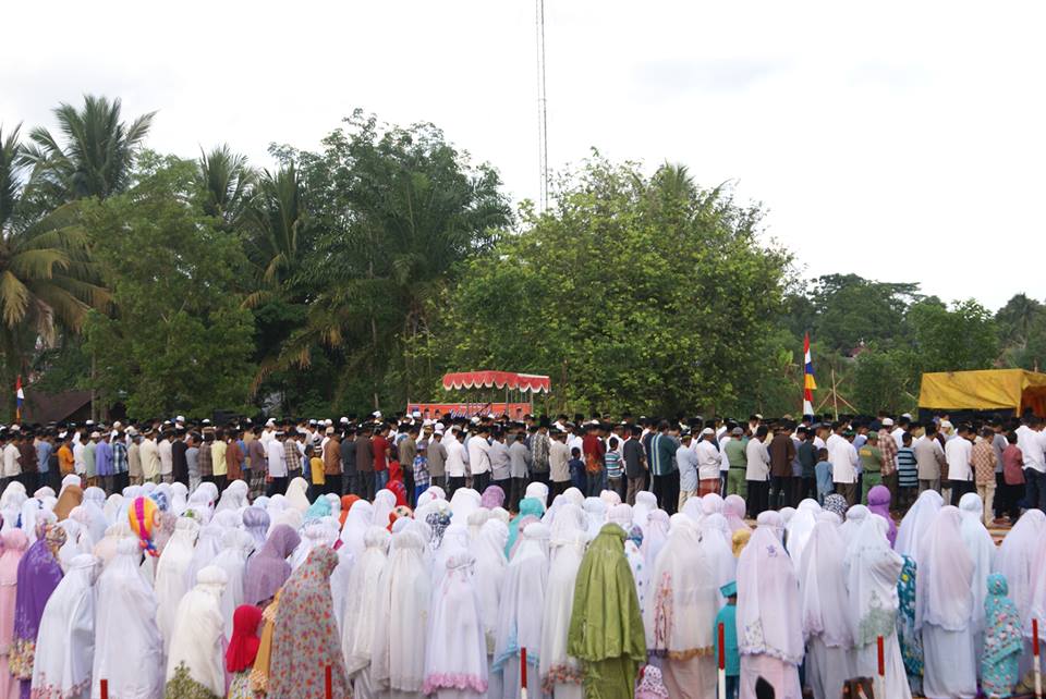 Ribuan Umat Muslim Padang Jaya Lakukan Sholat Idul Adha 1437 H Bersama Bupati Dan Wakil Bupati BU 43 sholat 1