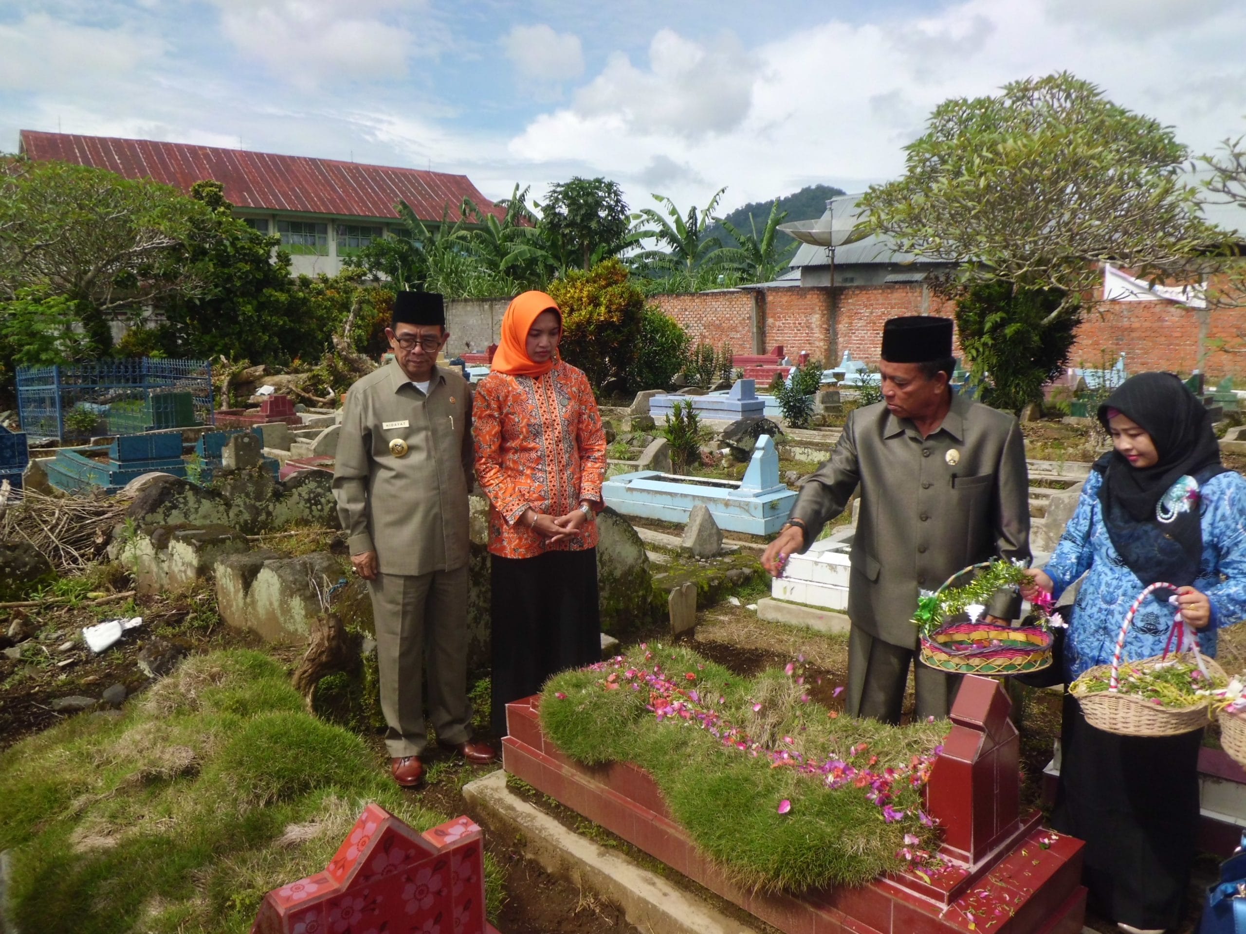 Bupati Kepahiang Tabur Bunga di Makam Pahlawan 43 CIMG7096 1 scaled
