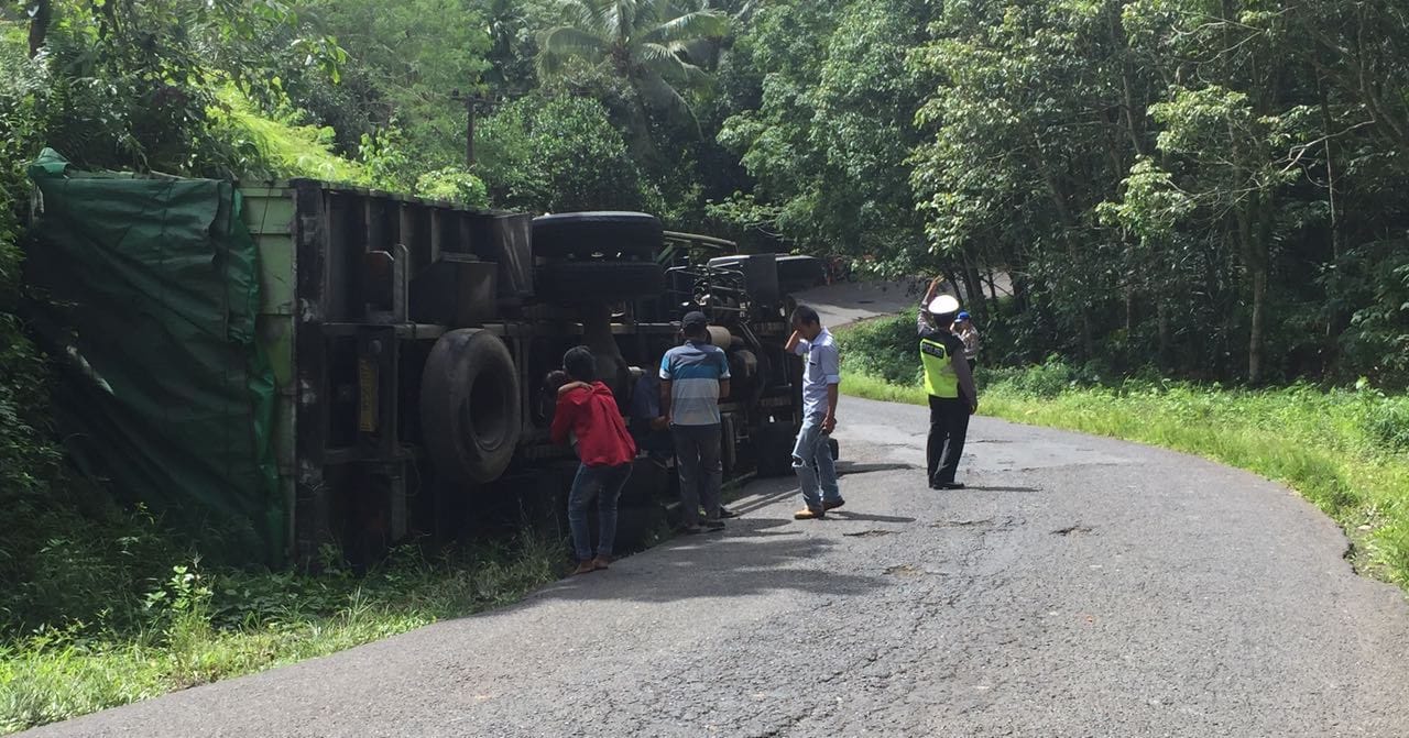 Truk Terbalik Di Desa Kali,Sopir Dan Anak Istrinya Selamat 41 truk trebalik