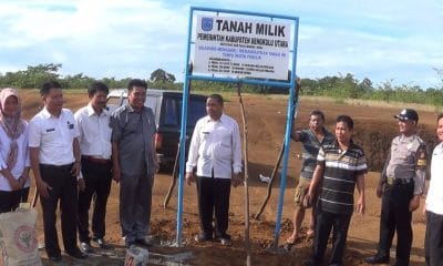 pemasangan papan merk