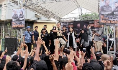 Calon gubernur DKI Agus Yudhoyono bersama istrinya Annisa Pohan bergerilya lapangan ke wilayah Duri Pulo, Jakarta Pusat, Selasa. (24/1), Tirto.id/arief rachman