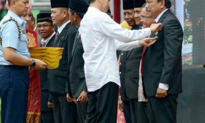 Bupati Bu Dapat Penghargaan.