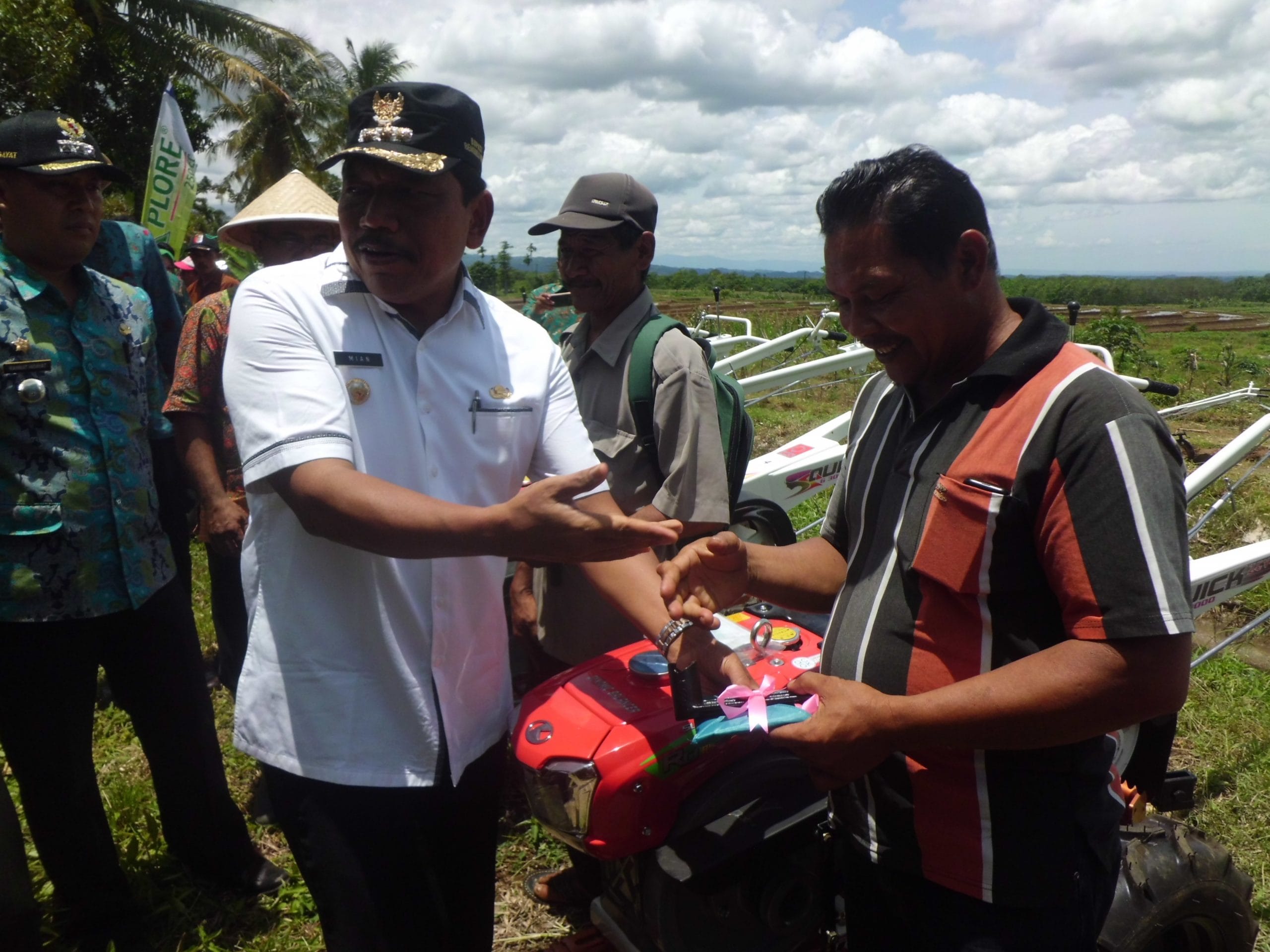 Ir.Mian Bagikan 10 Unit Hand Traktor Dengan Petani 45 Bupati Bagikan Handtraktor scaled