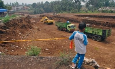 Proyek Tol Di Desa Sijeruk Sragi "BPN KECOLONGAN" 49 siswa sd menyaksikan sejumlah truk dan alat berat mengangkut 151108173124 620