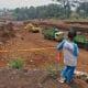 Proyek Tol Di Desa Sijeruk Sragi "BPN KECOLONGAN" 50 siswa sd menyaksikan sejumlah truk dan alat berat mengangkut 151108173124 620
