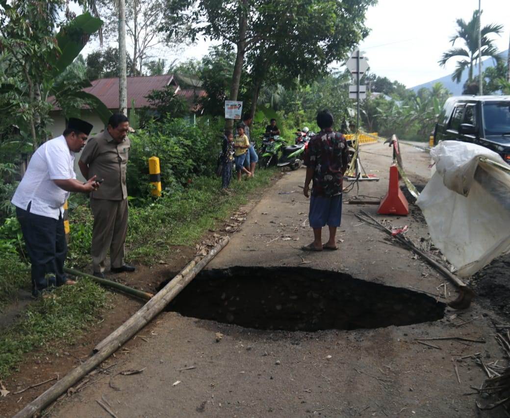Ir.Mian Tinjau Jalan Provinsi Yang Rusak 41 eefeefdc f8a1 414e b4ff 2d0b97b6c2b0