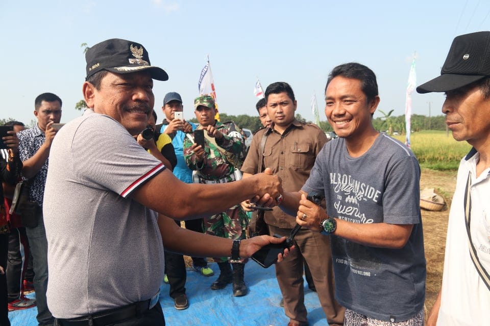 Secara Simbolis, Ir.Mian Serahkan Bantuan Hand Traktor Dengan Petani 45 37079234 2032967743688103 8434099331526557696 n