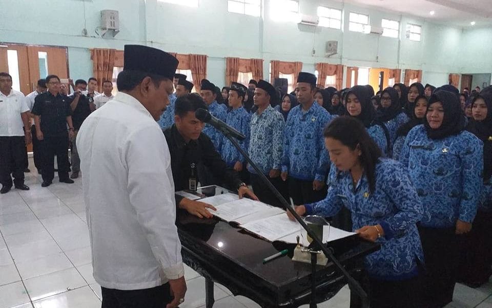 Penyerhan SK pengangkatan CPNS Menjadi PNS