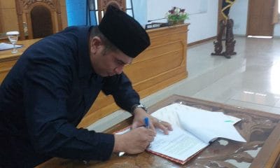 Ketua DPRD Ali Antor Harahap, Menandatangani Persetujuan RAPBD 2019 Menjadi Perda