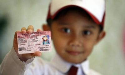 Seorang Bocah Memegang KIA nya