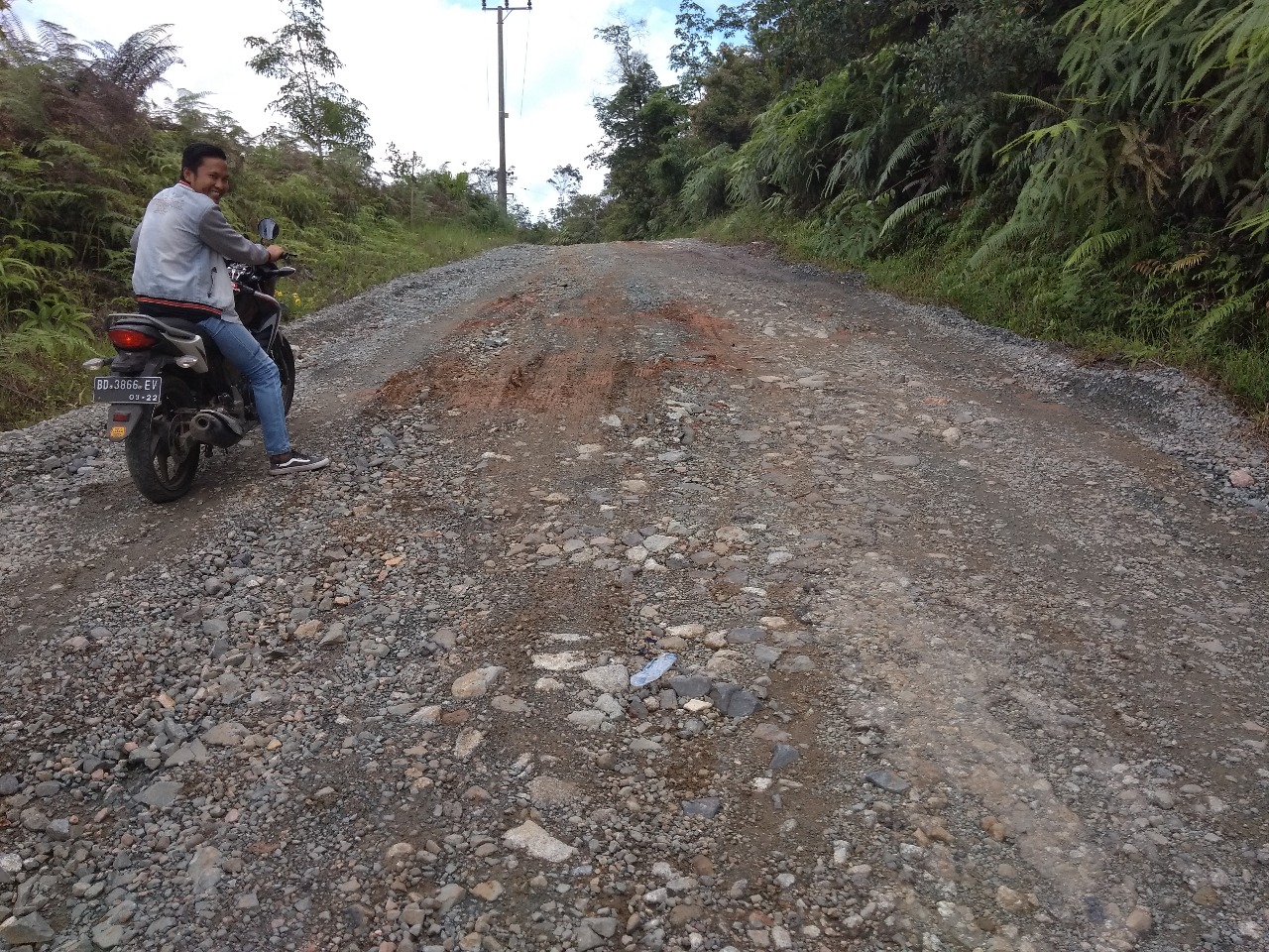 Jalan di Desa Ketenong Kecamatan Pinang Belapis