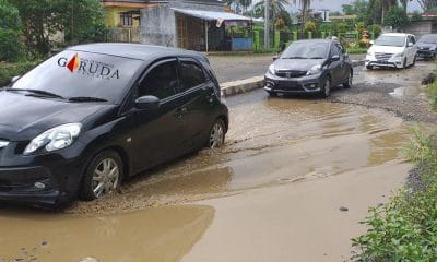 Ruas Jalan Arah Gunung Selan Banyak Berlubang & Digenangi Air