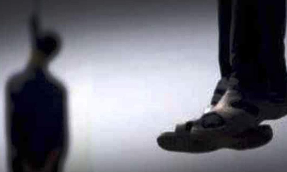 Geger, Seorang Anak Temukan Ayahnya Tewas Gantung Diri