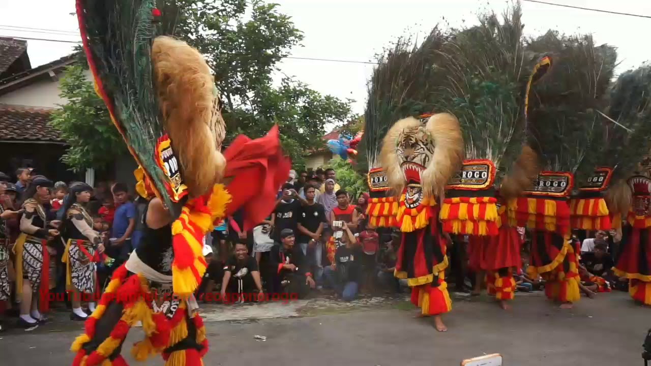 Tari reog menggunakan properti berupa