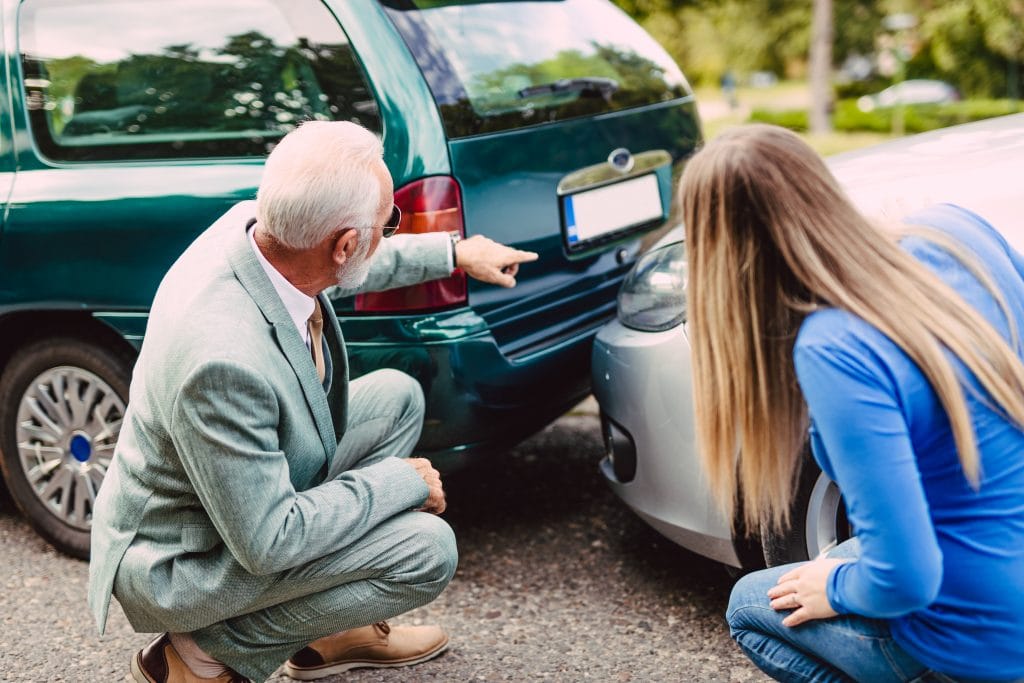 <a></a>Jenis-Jenis Asuransi yang Bisa Digunakan untuk Kebutuhan Anda 43 senior man young woman arguing after car crash