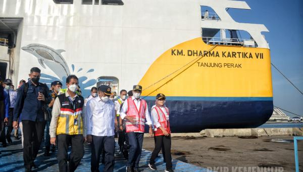 Masyarakat Nyaman Naik Kapal Laut, Kemenhub Siagakan Tambahan Kapal Di Titik Krusial 41 menhub di semarang