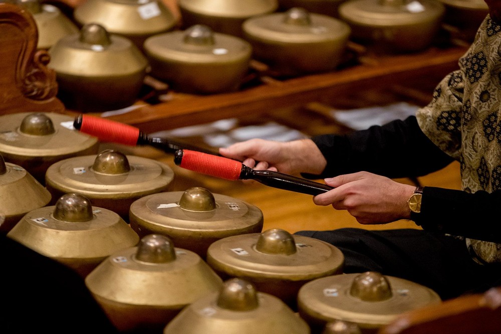 alat musik gamelan terbuat dari 