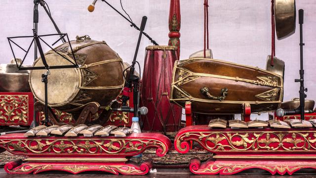 alat musik gamelan terbuat dari