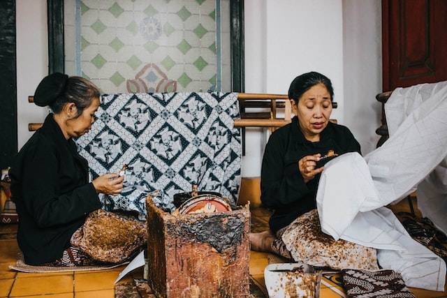 batik yang dibuat pada pakaian termasuk jenis seni rupa