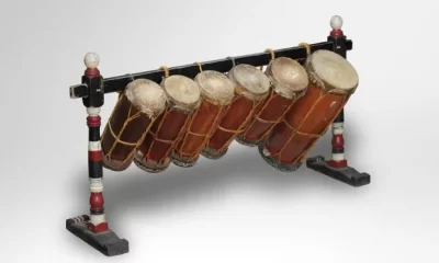 memainkan alat musik gondang sembilan dari sumatera utara dengan cara