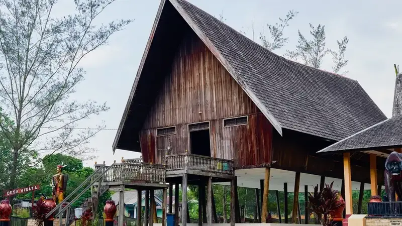 Rumah Adat Kalimantan Tengah - Huma Betang