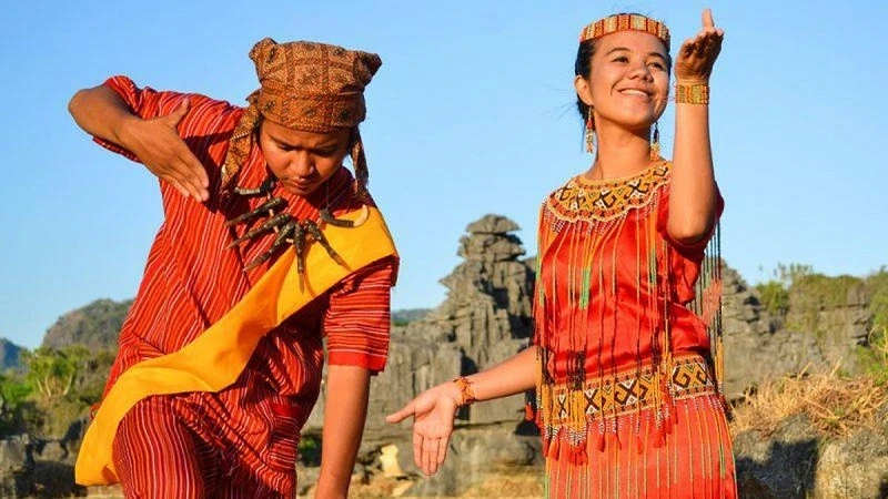 Jenis-Jenis Pakaian Adat Sulawesi Selatan dan Keistimewaannya 44 pakaian adat sulawesi selatan 5