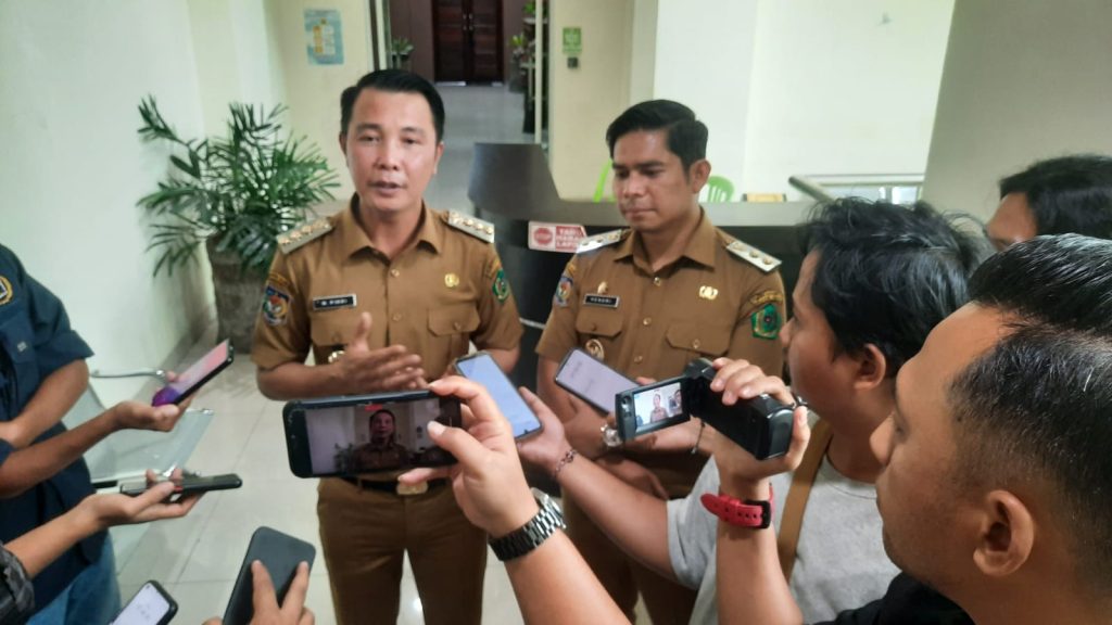 Apel Perdana Bupati Rejang Lebong, Tegaskan Profesionalisme ASN dan Efisiensi Anggaran 42 Bupati dan Wakil Bupati Rejang Lebong saat diwawancarai awak media