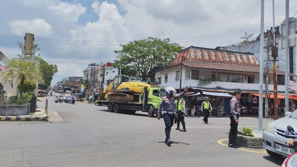 Petugas dari Dishub dan Satlantas Polres Rejang Lebong saat melakukan razia kendaraan tonase berat