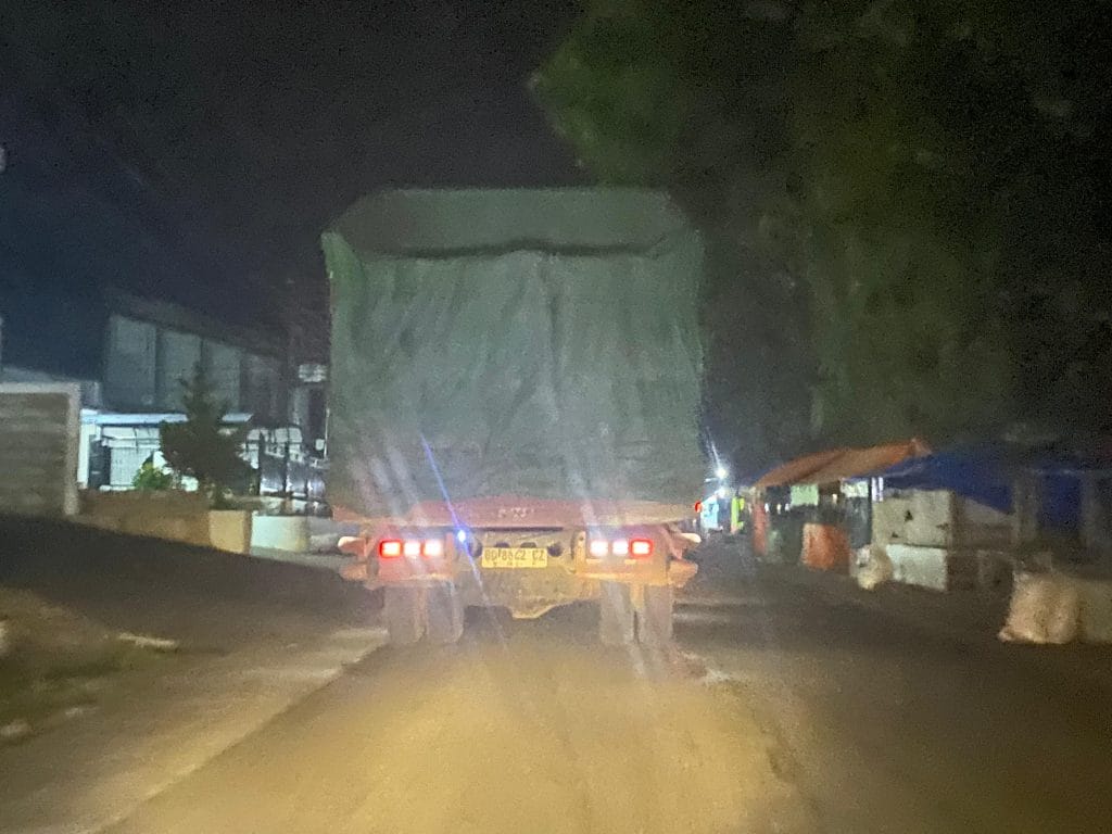 Truk dengan tonase berat melintas di Jalan Suprapto Curup