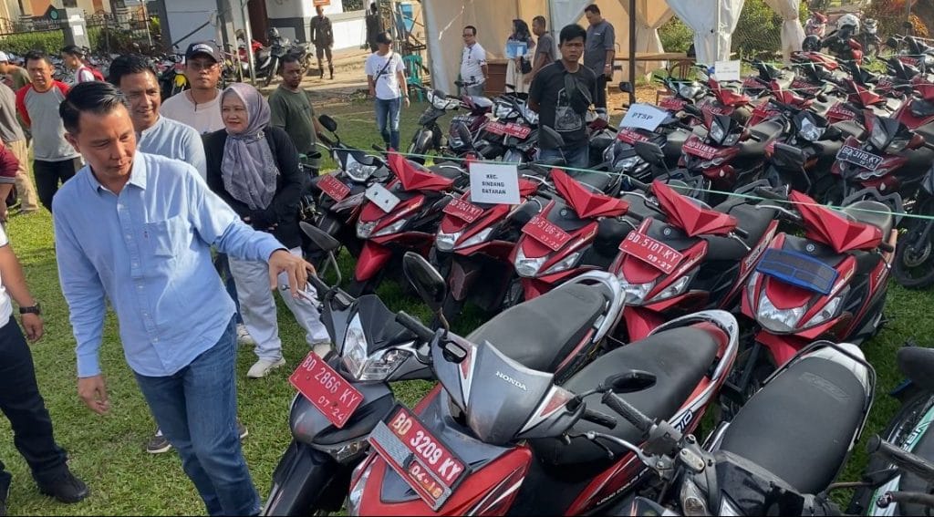Bupati Rejang Lebong, Muhammad Fikri Thobari saat menginventarisir seluruh kendaraan dinas beberapa waktu lalu